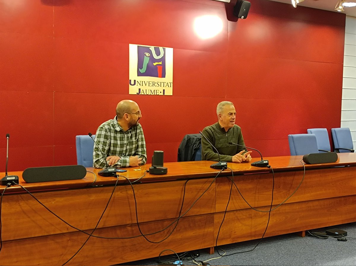 peuuji's tweet photo. ⏩En marxa la XVII edició de les Jornada de Patrimoni del PEU. El coordinador de SASC Albert López, i el tècnic Àngel Portolés, han presentat la trobada. El tema central és la transmissió dels coneixements botànics de àvies a filles, acumulats durant generacions.

@UJIuniversitat https://t.co/g4PfMTGeyc