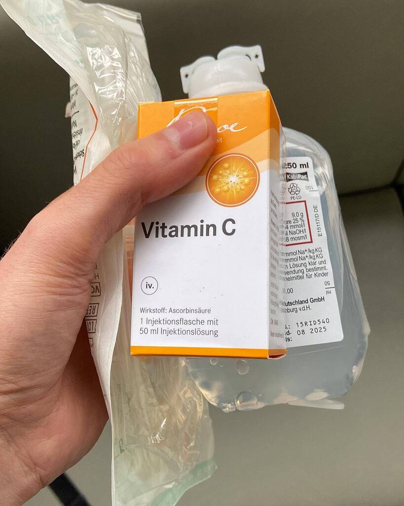 hnowimmer's tweet photo. Vitamin C zählt zu den wichtigsten Antioxidantien, die Körperzellen „schützen“ und zu einer rascheren Besserung bei Erkältung, Nasennebenhöhlenentzündungen und Co. führen können. Gerne biete ich Infusionen mit Vitamin C bei Symptombeginn auf Nachfrage an… https://t.co/bZfN9FdSaw https://t.co/kaiABlHXqs