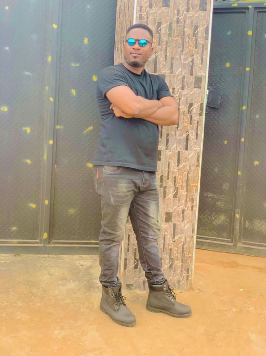 Feel like being someone's private bodyguard 🎄I dey reason do bodyguard dis coming election 😋