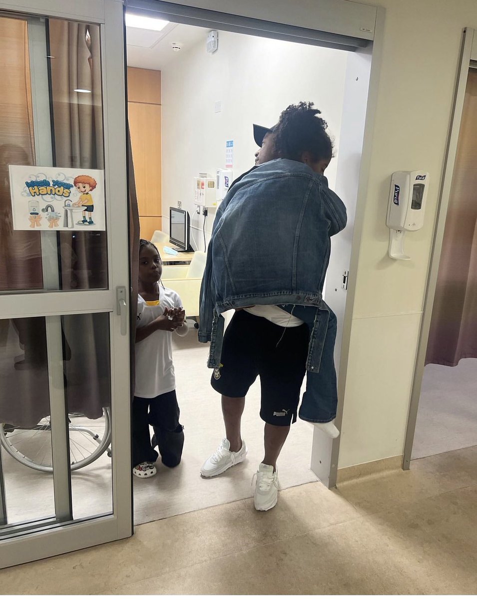 Andre Ayew went from the stadium straight to the hospital to see his daughter who collapsed when he missed the penalty against Uruguay. It was quite scary but thankfully, she’s doing fine now🙏🏾