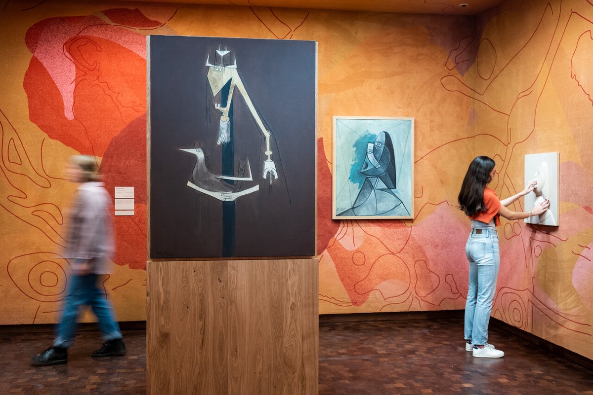 🖼️ Altijd al een willen weten hoe een Picasso voelt? In de collectiepresentatie 'Dwarsverbanden' ervaar je kunst op een andere manier: namelijk door te voelen, ruiken én te luisteren. Plan je bezoek via 👉 bit.ly/3XPtVNx