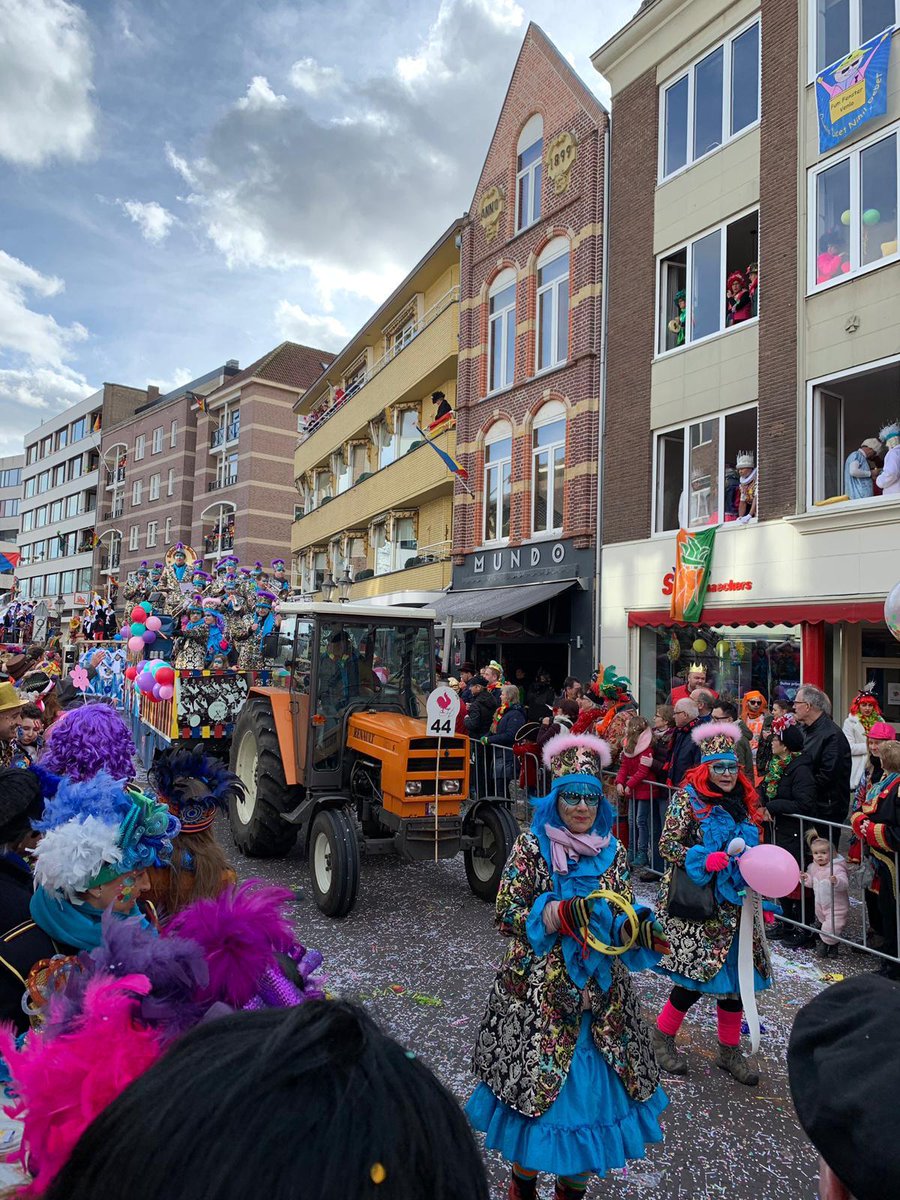 schotsenscheif's tweet photo. We zien op zeuk naor eine chauffeur met traktor veur Vastelaoveszóndaag (19-2-2023) en vastelaovesmaondaag (20-2-2023). Zoels dich det wille doon of kinse emus dae det zoel wille doon, laot ós det dan efkes weite via 't kontakformulier op ós website https://t.co/j5egMdH4uQ https://t.co/GcwTPVl2k1
