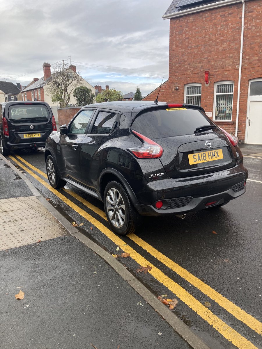 selfishparkers's tweet photo. What dropped kerb!? 🤷🏻♀️🙄 #droppedkerb #illegalparking #selfishparking #disabledaccess #wheelchairaccess #buggyaccess #ableism #cradleyheath https://t.co/9OvxmyH0qN