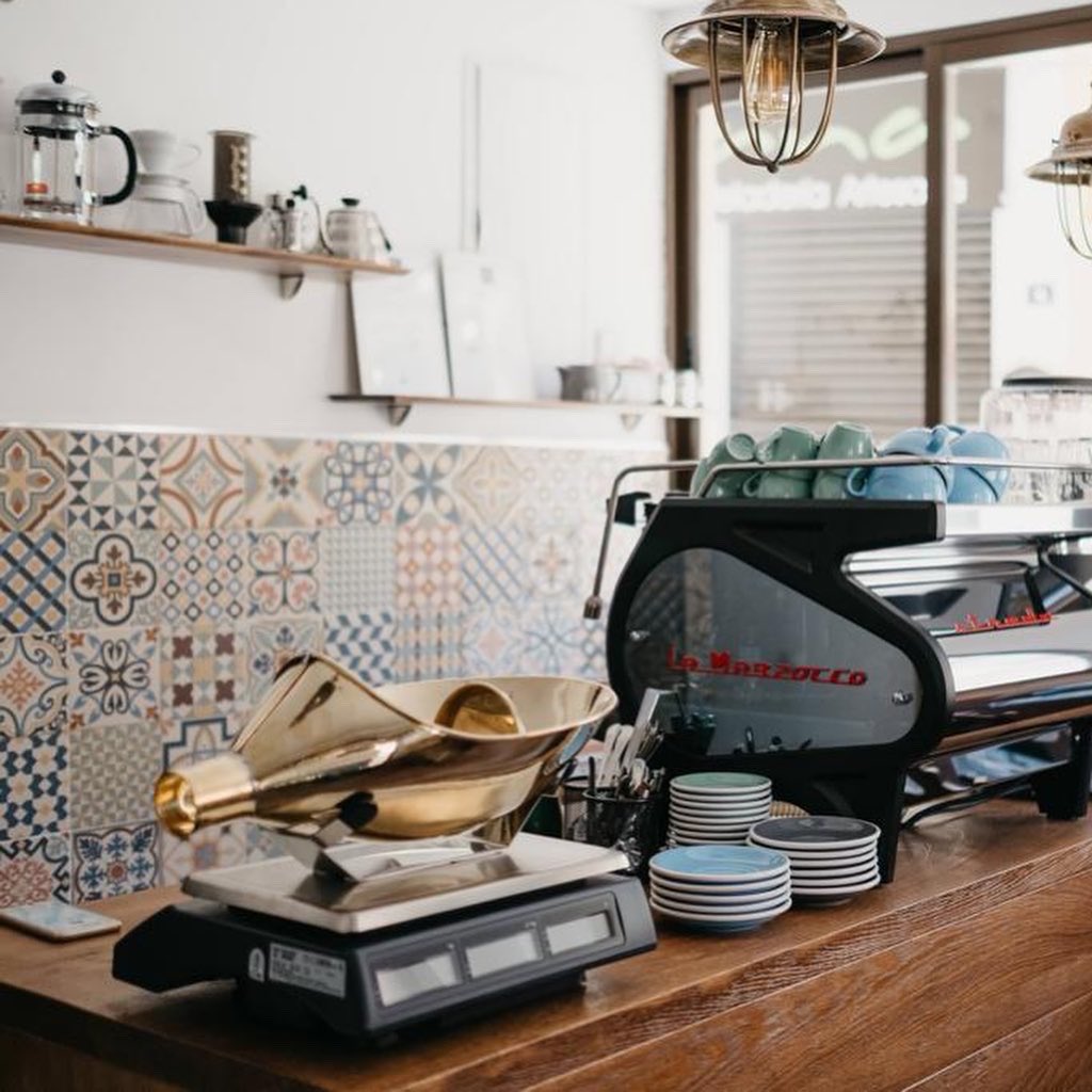 Feliz sábado!Vente a disfrutar en nuestro local de ambiente industrial y British🇬🇧o al de estilo más nórdico y acogedor🦌A cualquiera que vayas no te va a faltar el mejor #cafédeespecialidad y una acogedora bienvenida🫶#camdencoffeeroasters #solobuencafe
#cafe #madrid #condeduque