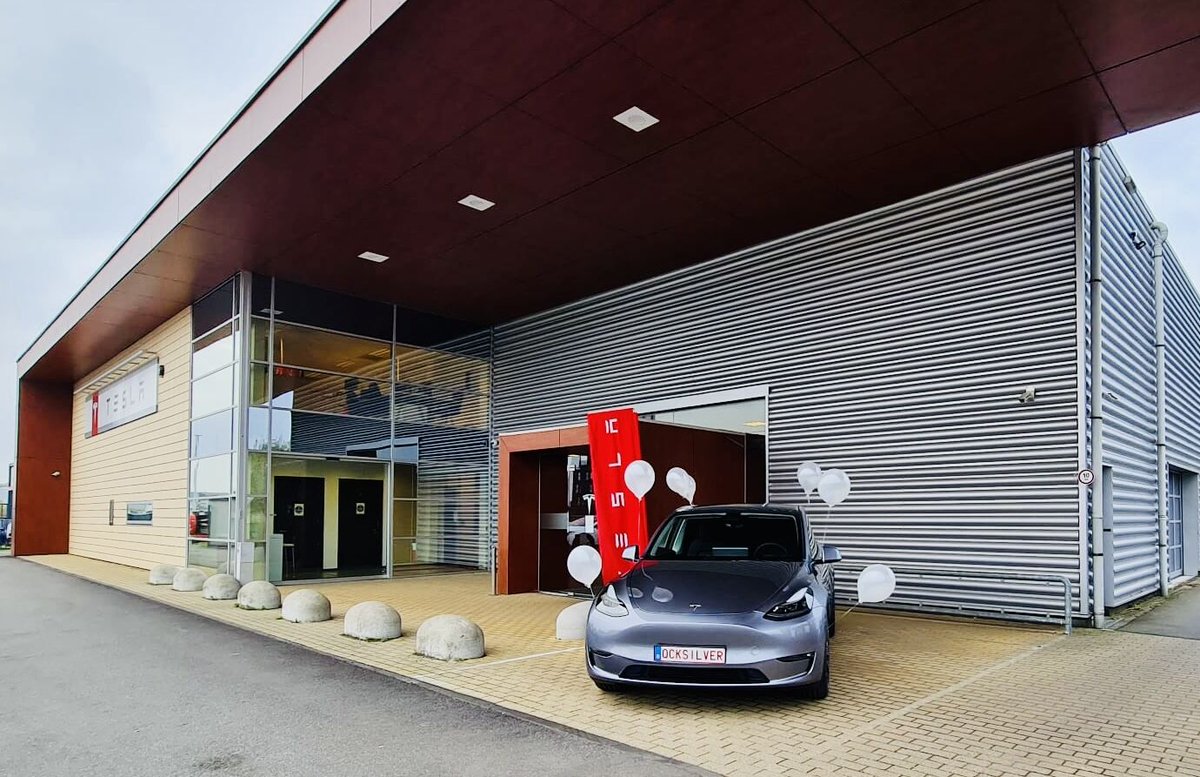 LucWaterlot's tweet photo. The #Berlin #Quicksilver #ModelY #Tesla is in the house  ! Come and see ! Have a closer look at Tesla Antwerp/Aartselaar
(info en credits from David H. Deroije - Sales Manager)
#TheNewColor #Tesla #Store #ProductUpdate #Fresh #Style #NewGeneration https://t.co/22eOWiJLle