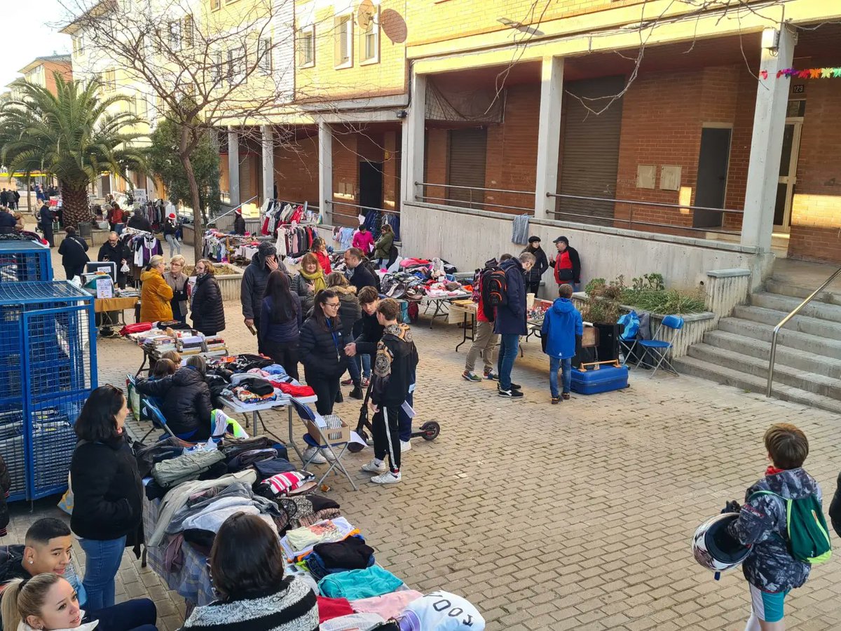 jordi_ballart's tweet photo. 📦 #Terrassa està estrenant avui un nou mercat d’articles de segona mà al barri de #CanTusell!
👏 Fins les 14h🕑, al carrer de Tarragona!
🎸 Amb l’actuació en directe de #LisiBand!
♻ Perquè sempre és millor donar una 2⃣a oportunitat als objectes que ja no utilitzem! https://t.co/3ZgVgo0ghf