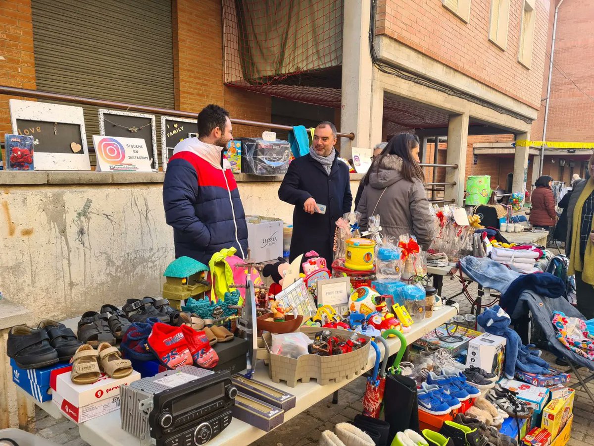 jordi_ballart's tweet photo. 📦 #Terrassa està estrenant avui un nou mercat d’articles de segona mà al barri de #CanTusell!
👏 Fins les 14h🕑, al carrer de Tarragona!
🎸 Amb l’actuació en directe de #LisiBand!
♻ Perquè sempre és millor donar una 2⃣a oportunitat als objectes que ja no utilitzem! https://t.co/3ZgVgo0ghf