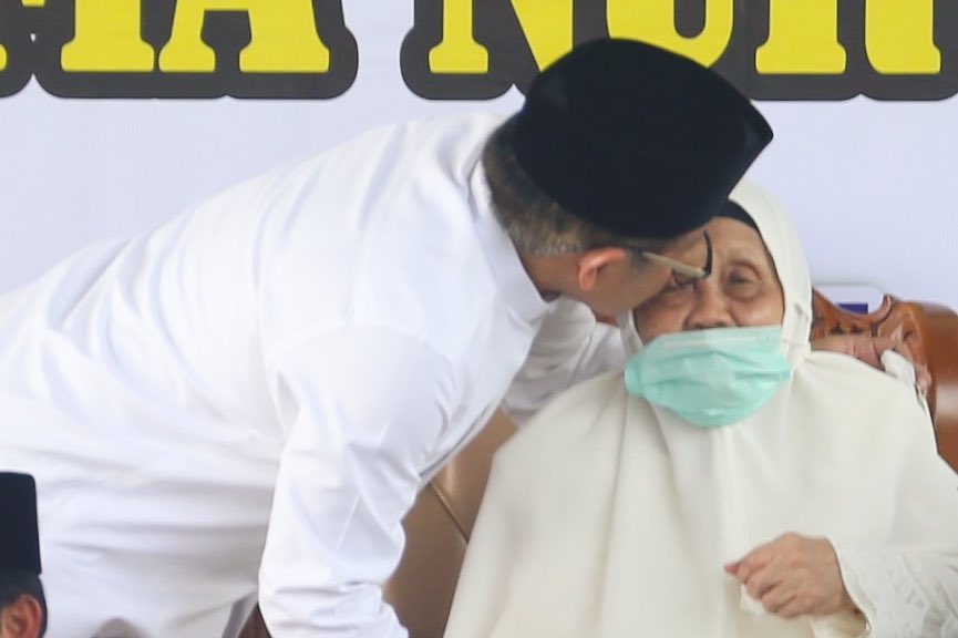 cakimiNOW's tweet photo. Nikmatnya bersama ibunda melaksanakan Haul Ayahandaku tercinta KH Muhammad Iskandar. https://t.co/7iPRALtuMQ