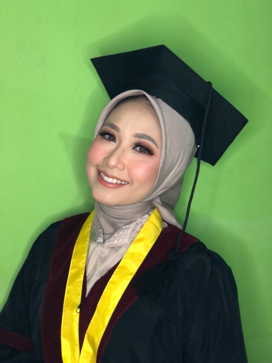 fitrisopiaa's tweet photo. yuukk yg mau book buat wisuda bulan desember masih ada yg kosong 
lokasi bandung
IG: fitris_makeup https://t.co/qtSorpaDiO