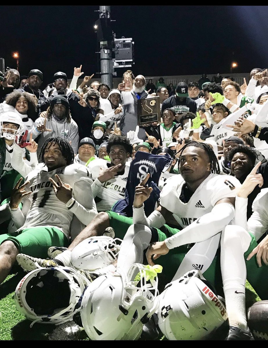 Mikki_Love447's tweet photo. U had to be there to witness this kick ass game to be as happy as Lincoln High football team is right now. The boys and this amazing coaching staff deserves it all! Oh yea and tuck ur doubts in your pocket that u had about this game we did the damn thang!! #StateNext βπΎππΎ https://t.co/z9b7VVefxc