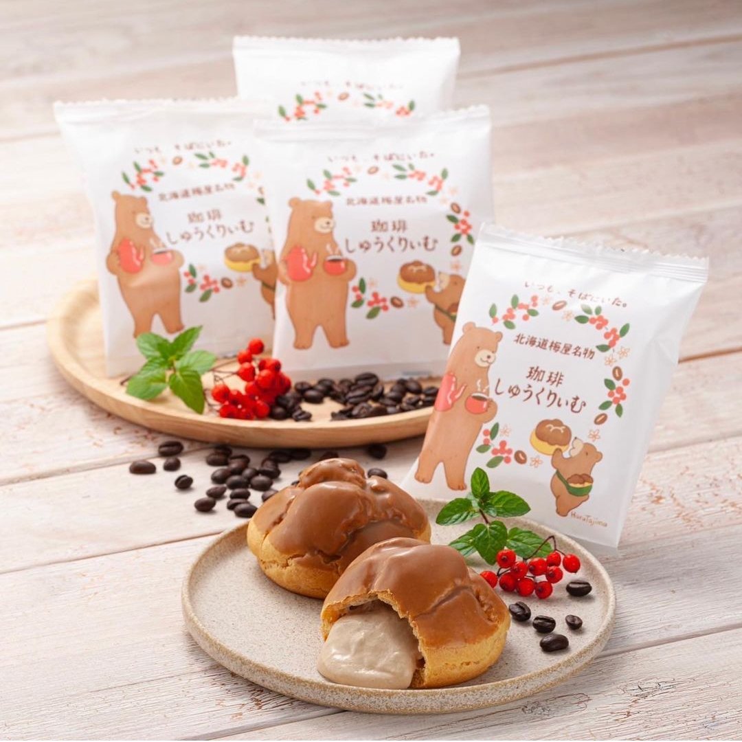 菓子処梅屋さんの「珈琲しゅうくりぃむ」が12月1日から新しいパッケージになり発売されました。北海道梅屋名物しゅうくりぃむに続き、こちらのイラストも担当しています。ほんのりビターな珈琲カスタードクリームがたっぷり入った、珈琲好きにはたまらないシュークリームです🐻☕️ #北海道 #イラスト 