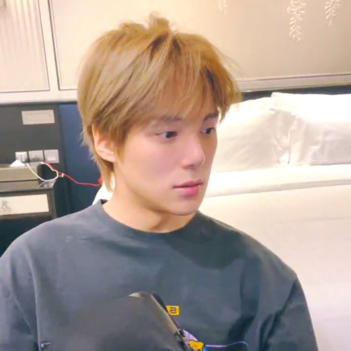 doigandi's tweet photo. 오빠
엉
아까 왜 웃었어
언제
저 여자 목소리 듣자마자 웃었잖아
뭔소리야 또
말해 왜 웃었냐고 나 진지해
누구말하는거야
쿡쿠언니ㅡㅡ
누군데 그게
우리 밥해주는 언니
밥솥? 아 나 미치겠네 진짜
똑바로 설명해
밥 다 됐다니까 기분좋아서 웃었어 미안해
ㅇㅋ
하 ..,,.. https://t.co/F665AYKmlj