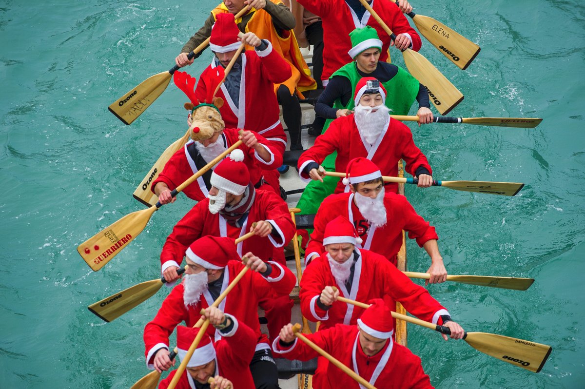 marcosecchi's tweet photo. One of the Venice winter season events is for sure that Santa Regatta along the Grand Canal! This year will be the 18th of December.
.
#venice #christmas #marcosecchi #traditions #winter #photograhy #streetphotography #venedig #venice #santa https://t.co/Iprk6CxKMY