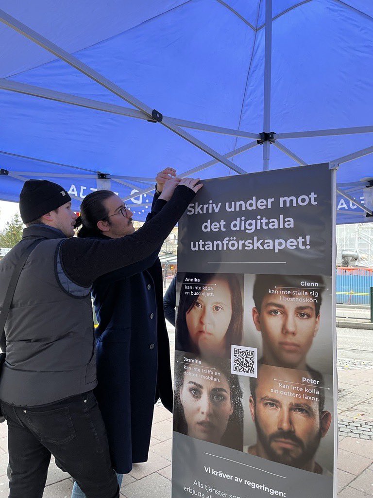 Nu finns vi på plats på Stureplan i Stockholm redo att ta emot er! Vi är här till kl 16, kom förbi och visa ert stöd, ställ era frågor, och skriv under uppropet mot det digitala utanförskapet! #allaskamed