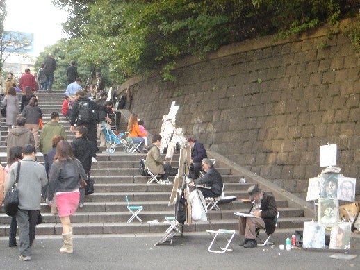 @satoimo23 見た人も何か無言で東京をあげる

（ 向かって左側に進む ） 上野公園に向かう階段の脇で、多くの画家が……