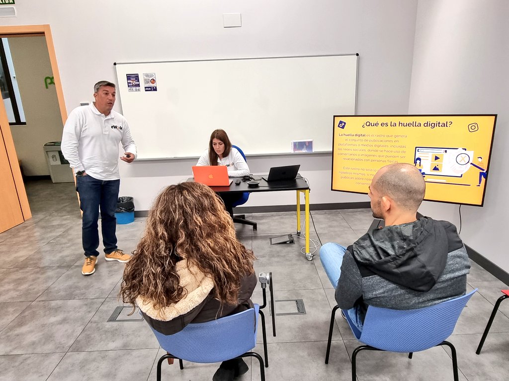 ▶️ Muy interesante la actividad organizada por "Andalucía Vuela", <a href="/AgenciaDigAnd/">Agencia Digital de Andalucía</a>, de la mano de <a href="/YouforgetM/">Youforget.me</a>, donde, través de su App #ewink, los asistentes obtendrán un informe personalizado de su huella digital, además de aprender sobre privacidad digital 🔓💻

#mWeekMalaga22