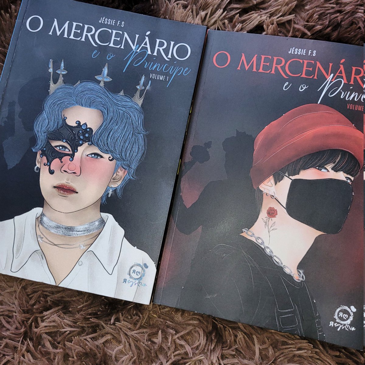 RaysminStore's tweet photo. Livros disponíveis em estoque, menos O Mercenário e o Príncipe Vol1, mas irei abrir vendas dele até o fim do mês! https://t.co/rrCufxo6IE