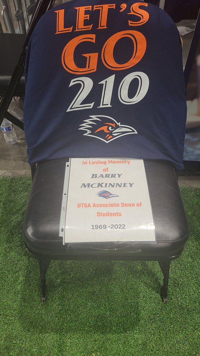 joyofheather's tweet photo. Really appreciate @CoachTraylor shout out for Barry McKinney and family. So very thoughtful. All the tributes by @UTSAAthletics were just perfect. So proud to be a Roadrunner. Thank you. #UTSA https://t.co/ejyegkyv6J