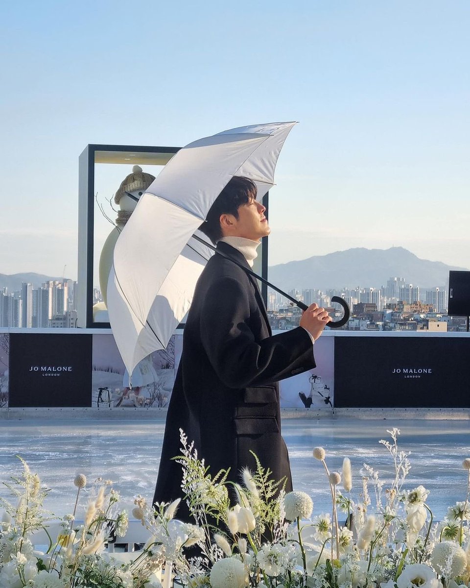 dailykimwoobin's tweet photo. 221203 kim woobin instagram update

"☃️ @/jomalonelondon"

#KimWooBin #김우빈 https://t.co/BtYuzDF14m