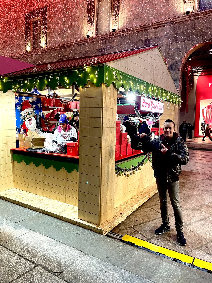 thisIsHardRock1's tweet photo. Hard Rock Cafe Milan has two booths at the Christmas Market at Milan Cathedral 🇮🇹🎅🤘🏽 

I hope it‘s not a swipe, @Hardrockcafe 🤪🙉🤘🏽

#thisIsHardRock #Milan #HardRockCafeMilan #Milano #MilanCathedral #ChristmasMarketMilan #Italy #HRCMilan https://t.co/BSDa9vIHfL