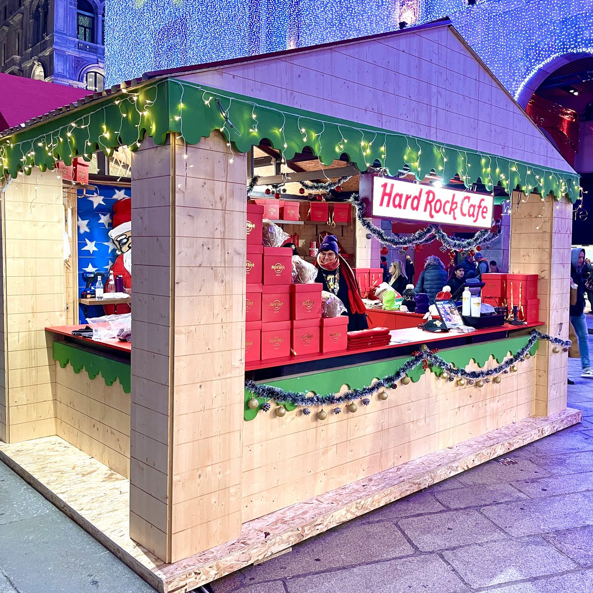 thisIsHardRock1's tweet photo. Hard Rock Cafe Milan has two booths at the Christmas Market at Milan Cathedral 🇮🇹🎅🤘🏽 

I hope it‘s not a swipe, @Hardrockcafe 🤪🙉🤘🏽

#thisIsHardRock #Milan #HardRockCafeMilan #Milano #MilanCathedral #ChristmasMarketMilan #Italy #HRCMilan https://t.co/BSDa9vIHfL