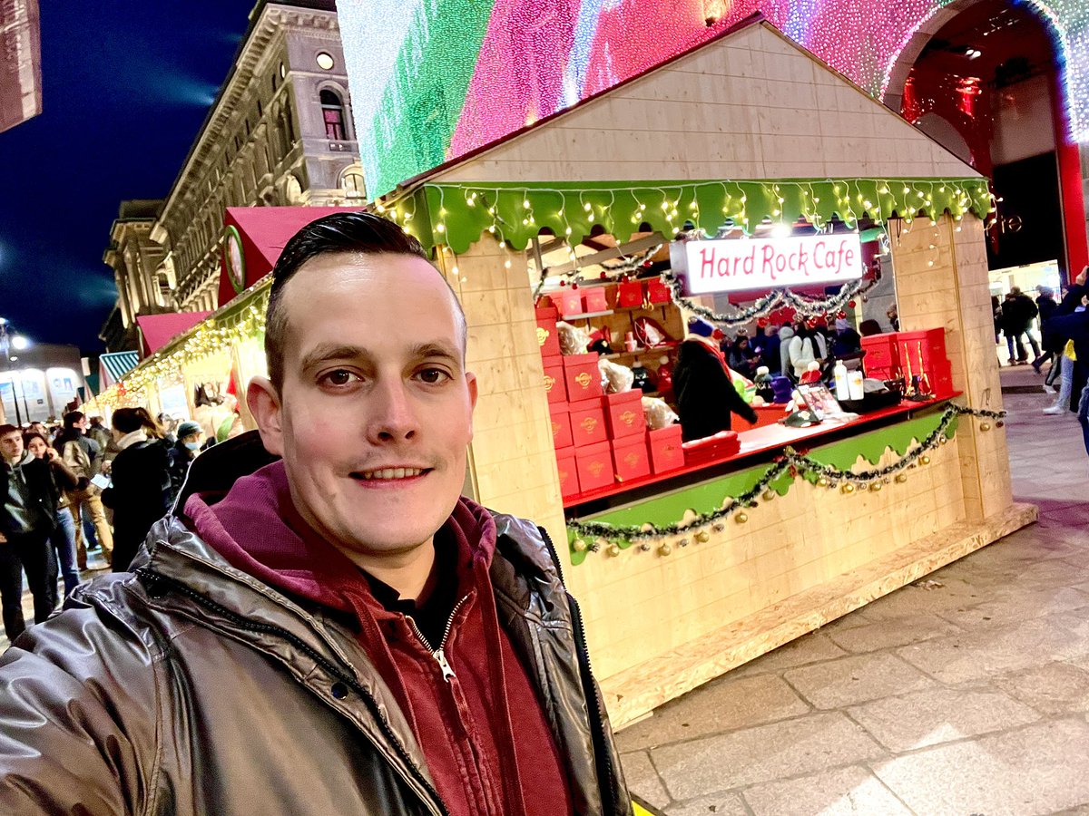 thisIsHardRock1's tweet photo. Hard Rock Cafe Milan has two booths at the Christmas Market at Milan Cathedral 🇮🇹🎅🤘🏽 

I hope it‘s not a swipe, @Hardrockcafe 🤪🙉🤘🏽

#thisIsHardRock #Milan #HardRockCafeMilan #Milano #MilanCathedral #ChristmasMarketMilan #Italy #HRCMilan https://t.co/BSDa9vIHfL