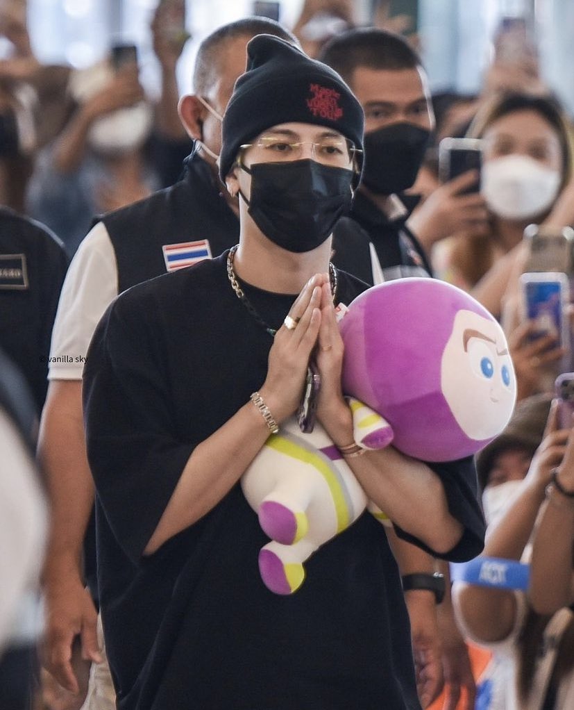 Nannymistra's tweet photo. เดินทางปลอดภัยนะคะ ขอบคุณที่เลือกไทยเป็นทัวร์ประเทศแรก ขอบคุณที่มากันสำหรับทัวร์ประเทศอื่นที่เหลือของให้พี่สู้ๆ เราเชื่อว่าพี่ทำได้ดีอยู่แล้ว ❤️ @JacksonWang852 https://t.co/FtJK1YNXhj