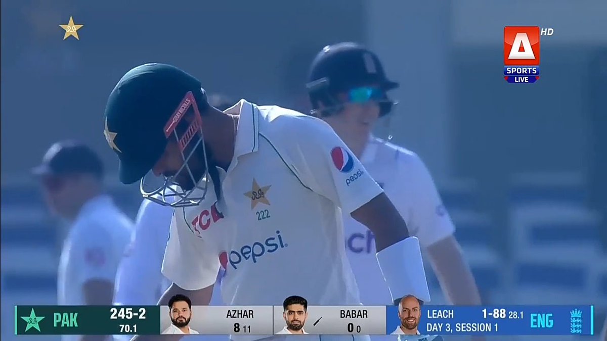 Team_BabarAzam's tweet photo. 🗣️ Nasser Hussain welcomes Babar Azam with "𝐌𝐨𝐝𝐞𝐫𝐧 𝐝𝐚𝐲 𝐠𝐫𝐞𝐚𝐭" words.

A huge chants of "𝐁𝐚𝐛𝐚𝐫, 𝐁𝐚𝐛𝐚𝐫" erupts in the Pindi stadium as the Pakistan captain walks out to bat after a long wait. #BabarAzam𓃵 https://t.co/hvjZyAywjt
