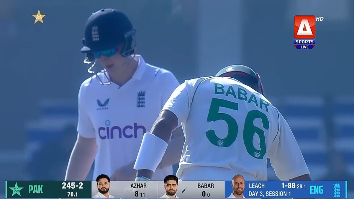 Team_BabarAzam's tweet photo. 🗣️ Nasser Hussain welcomes Babar Azam with "𝐌𝐨𝐝𝐞𝐫𝐧 𝐝𝐚𝐲 𝐠𝐫𝐞𝐚𝐭" words.

A huge chants of "𝐁𝐚𝐛𝐚𝐫, 𝐁𝐚𝐛𝐚𝐫" erupts in the Pindi stadium as the Pakistan captain walks out to bat after a long wait. #BabarAzam𓃵 https://t.co/hvjZyAywjt