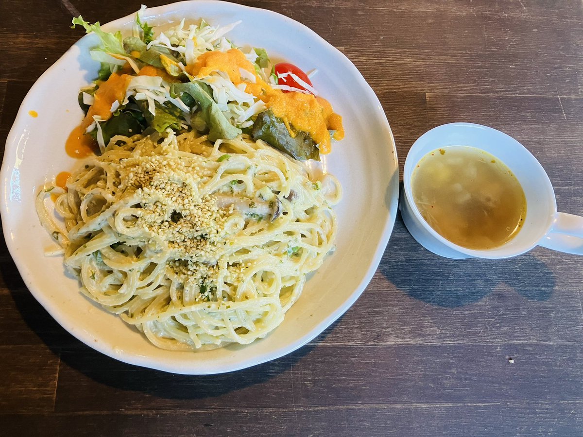 miyakeshoten's tweet photo. Hemp Shopビバークのヒロミさんが三宅商店飲食どころとして新規オープンの小森キッチンにて、1日限りの出店中です！

夕方18時までの予定で売り切れごめんごスタイルでやっております！
テイクアウトもできます！

ぜひぜひお立ち寄りを〜

#ビバーク
#HempShop
#小森キッチン
#三宅商店
#テイクアウト https://t.co/5lL4JqKLP4