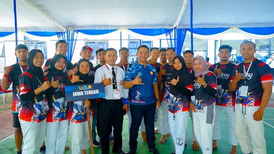 kapoldaDIY's tweet photo. Ju-Jitsu :  bukan hanya belajar beladiri tapi membangun karakter.

Selamat bertanding, Tim D.I.Yogyakarta dan semua Tim tetap jaga sportivitas.

Saya sempat berfoto dengan Tim Papua dan Tim Jawa Tengah. https://t.co/AUDe1Lqdbm