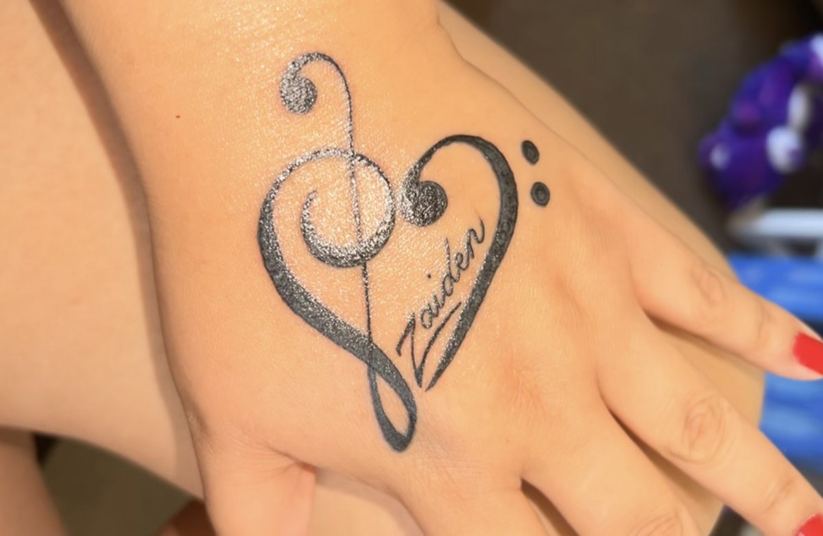 nnnab10's tweet photo. Tattoo’s dedicated to my Daughter Clara and my Son Zaiden. Clara’s birth month flower is a daisy so on my right hand is a daisy with her name underneath. And on my left hand is two music notes in the shape of a heart with my son’s name in the middle. ❤️❤️ https://t.co/1jttcpzE68