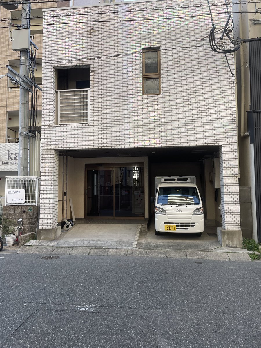 OneDollarHotel's tweet photo. 久々に福岡に遊びに来ました！

焼肉屋さんが借りてくれてる旧あさひ旅館の外観は全く変わってないけど、中は天井がコンクリ剥き出しになってたりしてました🙆‍♂️

来週健康診断で不安はいっぱいだけど、昼は近くのラーメン屋で食べて、夜は鳥刺しを食べにいきます🍺

明日の夜はモツ鍋かな〜 https://t.co/28D7w9J4yG
