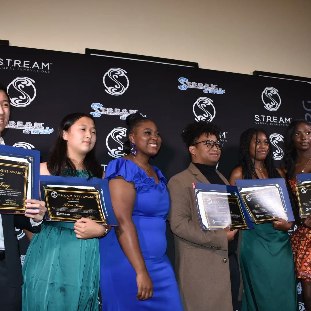 KeiraFLIGHTCREW's tweet photo. The best thing about getting an award is not the award itself. The best thing is meeting other awardees and listening to their stories. At #Streamturns8, I met a girl who helps communities get clean water, another girl who is the youngest designer at NY fashion week. https://t.co/NkpCmvML8Q