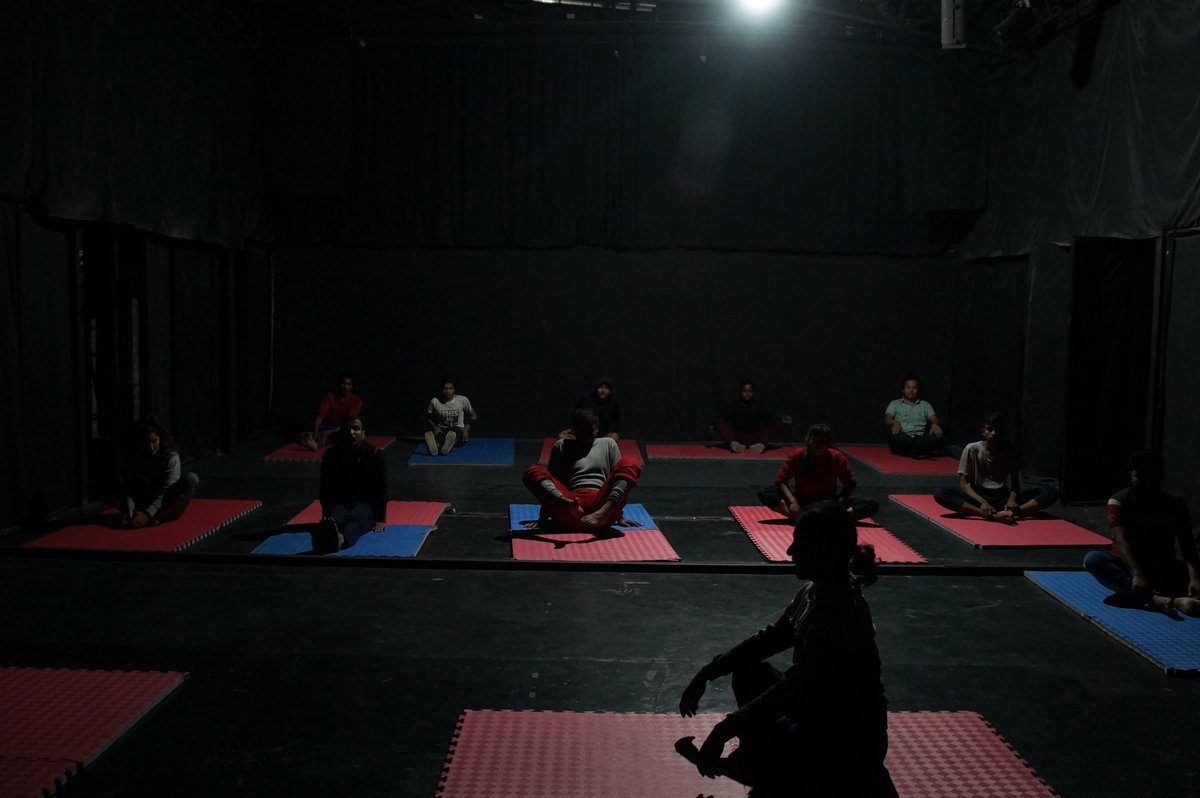 ShilpeeeTheatre's tweet photo. Art is not a mirror to reflect reality, but a hammer with which to shape it."
-Bertolt Brecht.
#Shilpee
#artists
#acrobatic_class https://t.co/GHgRd8Cilx