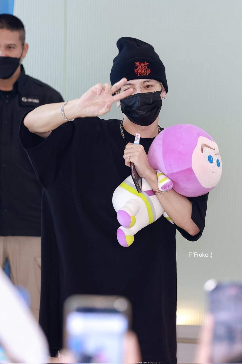 pimmypp3's tweet photo. พี่แจ็คกับน้องบัซพร้อมด้วยยาดมตราโป๊ยเซียน กลับแล้วนะค้าบบ🐢👑💚🤟🏻the.pic🙏
safe fight น๊าเฮีย🛫 
#JacksonWang 
#ThailandloveuJackson https://t.co/N4SonzBe2e