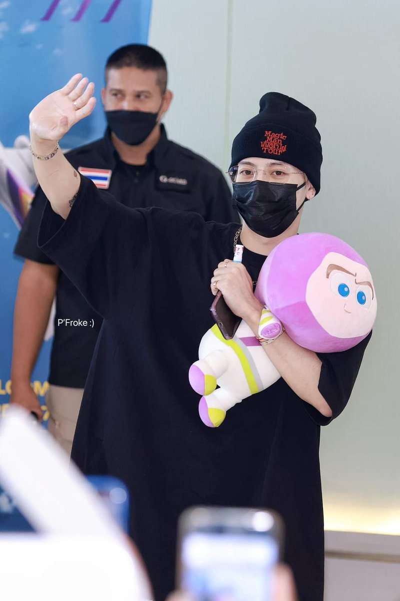 pimmypp3's tweet photo. พี่แจ็คกับน้องบัซพร้อมด้วยยาดมตราโป๊ยเซียน กลับแล้วนะค้าบบ🐢👑💚🤟🏻the.pic🙏
safe fight น๊าเฮีย🛫 
#JacksonWang 
#ThailandloveuJackson https://t.co/N4SonzBe2e