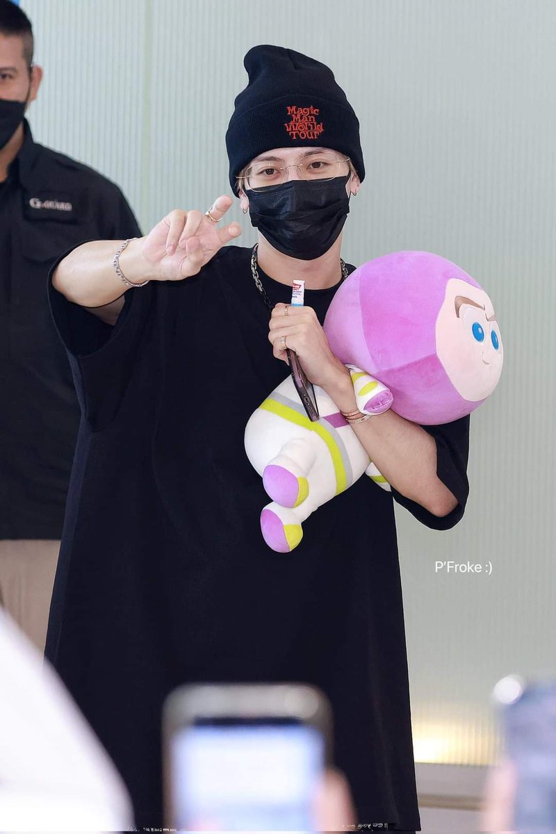 pimmypp3's tweet photo. พี่แจ็คกับน้องบัซพร้อมด้วยยาดมตราโป๊ยเซียน กลับแล้วนะค้าบบ🐢👑💚🤟🏻the.pic🙏
safe fight น๊าเฮีย🛫 
#JacksonWang 
#ThailandloveuJackson https://t.co/N4SonzBe2e