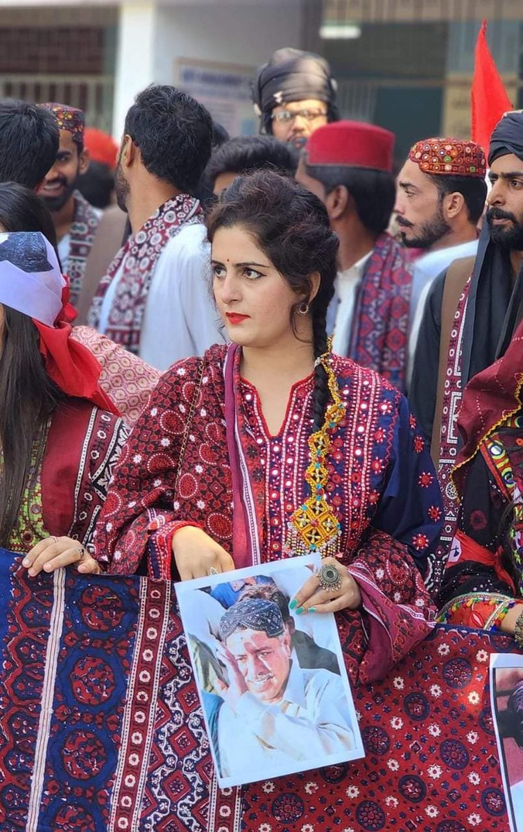 draishadharejo's tweet photo. سنڌ جي نياڻين ءِ نوجوانن تي ايف آئي آر 
داخل ڪرڻ جي مذمت ڪجي ٿي 

سنڌ يونيورسٽي ۾ ايڪتا ڏھاڙي جي تقريب کانپوءِ سنڌي نياڻين ۽ نوجوانن مٿان بغاوت جي ايف آئي آر  داخل ڪرڻ جي سخت لفظن ۾ مذمت ڪيون ٿا اهڙي قدم کي سنڌي شاگردن لاءِ تعليم جا رستا روڪ ڪرڻ جي سازش  سمجهون ٿا https://t.co/e758dc9KzB