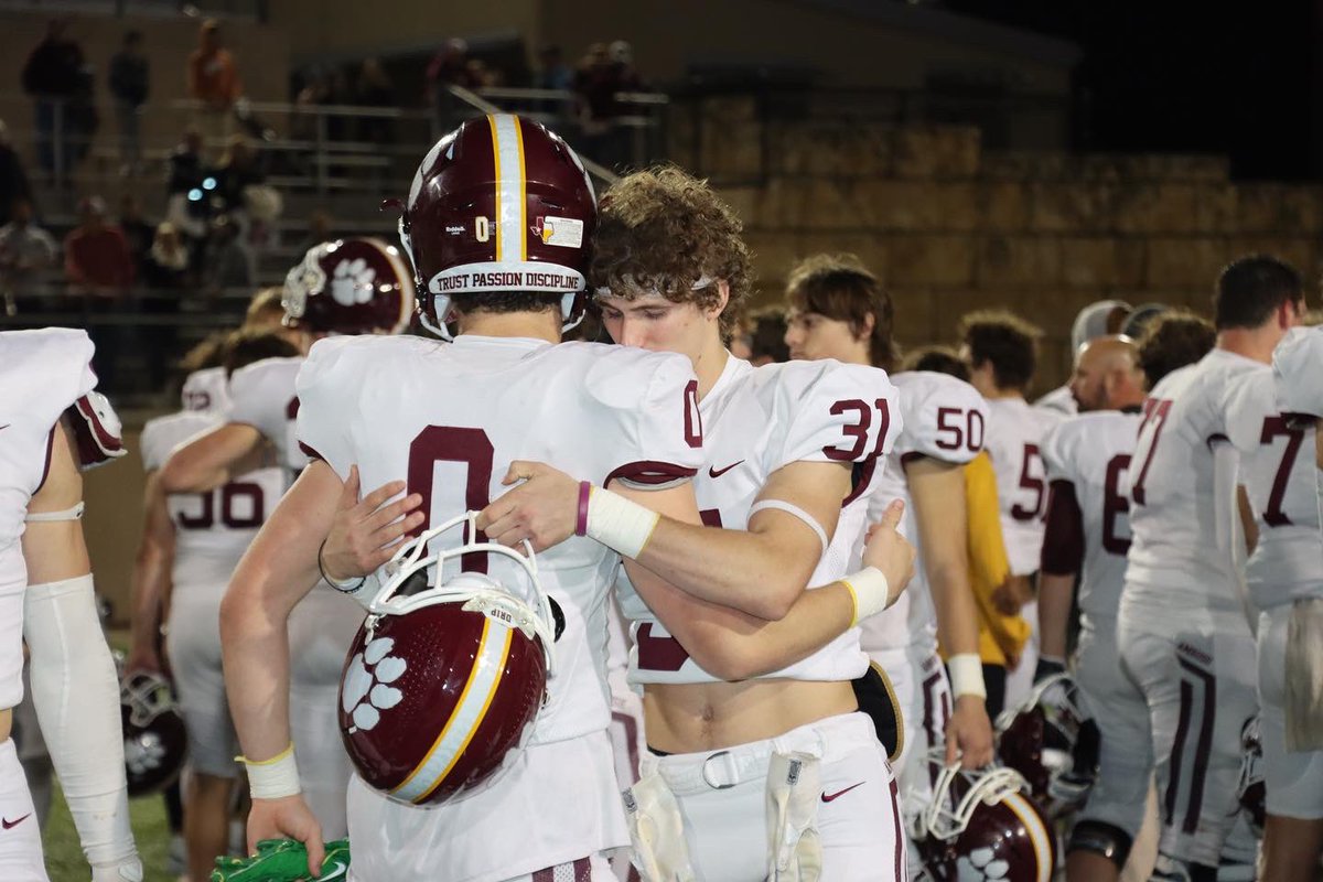 adairphoto16's tweet photo. THE DRIPPING SPRINGS TIGERS AND THEIR 2022 JOURNEY.WHAT A RIDE ITS BEEN. THE LOVE FOR EACH OTHER RUNS DEEP. LETS CELEBRATE WHAT TRUE MEN YOU ARE. ALL THE LOVE TIGERS FOREVER A TIGER.❤️ @CoachGZimmerman @DSFBTPD @A_Pena4 @MarteJr @CoachT_Marshall @delossae17 @CoachStancik https://t.co/AfWxKk2Jej