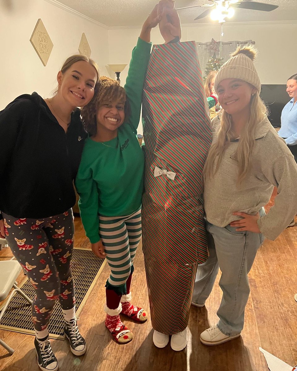 CoachKortney21's tweet photo. Celebrated Christmas a little early.   🎄#teamchristmas https://t.co/dNdCQAgNX8