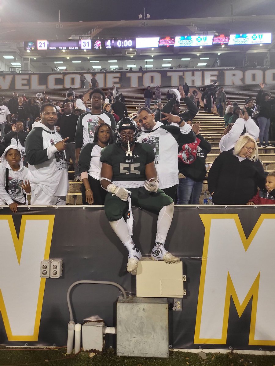 Zayvianlowery's tweet photo. what a season , wouldn’t wanna do it with no other team. 
catch us next year!! 💪🏾💚#Big55
#TrenchMob @BrettSShufelt @_USMrecruiting @joemoreno_USM @JagsFB_Recruits @RebelsFBRec @OrgeonGoDucks @MemphisFBRec @MTFB_Recruiting @PrepRedzoneMS @wpgreenwave51 @ https://t.co/MDU6h2RejK