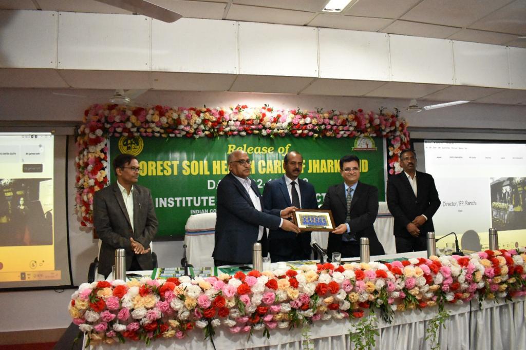 SanjayS46354811's tweet photo. On 3rd Dec, I had the privilage of releasing the country's first #forest #soil Health Card in a #ceremony in #ranchi. https://t.co/O63SbLBW2f