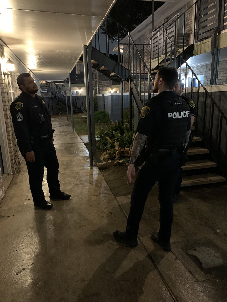 houstonpolice's tweet photo. #HPDDART is now responding to a forced entry into an occupied residence in the 4000 block of the Linkwood Dr.
Prelim info is a ex-partner threatened the victim. The victim was not physically hurt.
Officers are looking for the suspect.
#HouNews #OneSafeHouston https://t.co/g6szCaFTIi