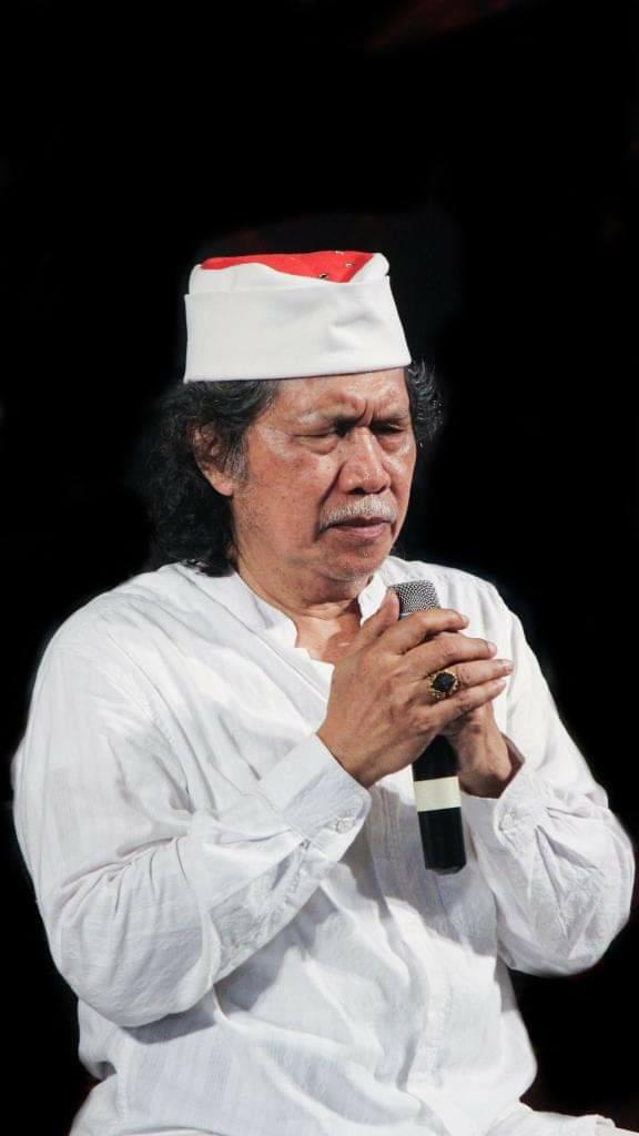 seputarmaiyah's tweet photo. Yang saya ungkapkan adlh isi hati orang2 di depan saya sehingga yg mereka soraki dgn gemuruh adlh harapan hidup mereka sendiri, yg mereka tertawakan dgn riuh adalah nasib malang mereka sendiri, dn yg mereka tangiskan adalah kejumudan situasi kesejahteraan mereka sendiri. — CakNun https://t.co/Pz0zqt65yY
