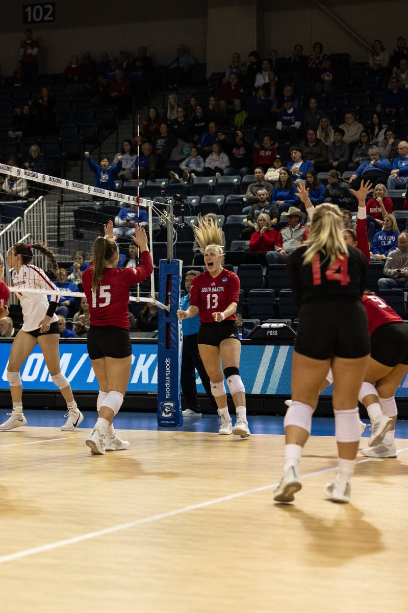 South Dakota Volleyball tweet media