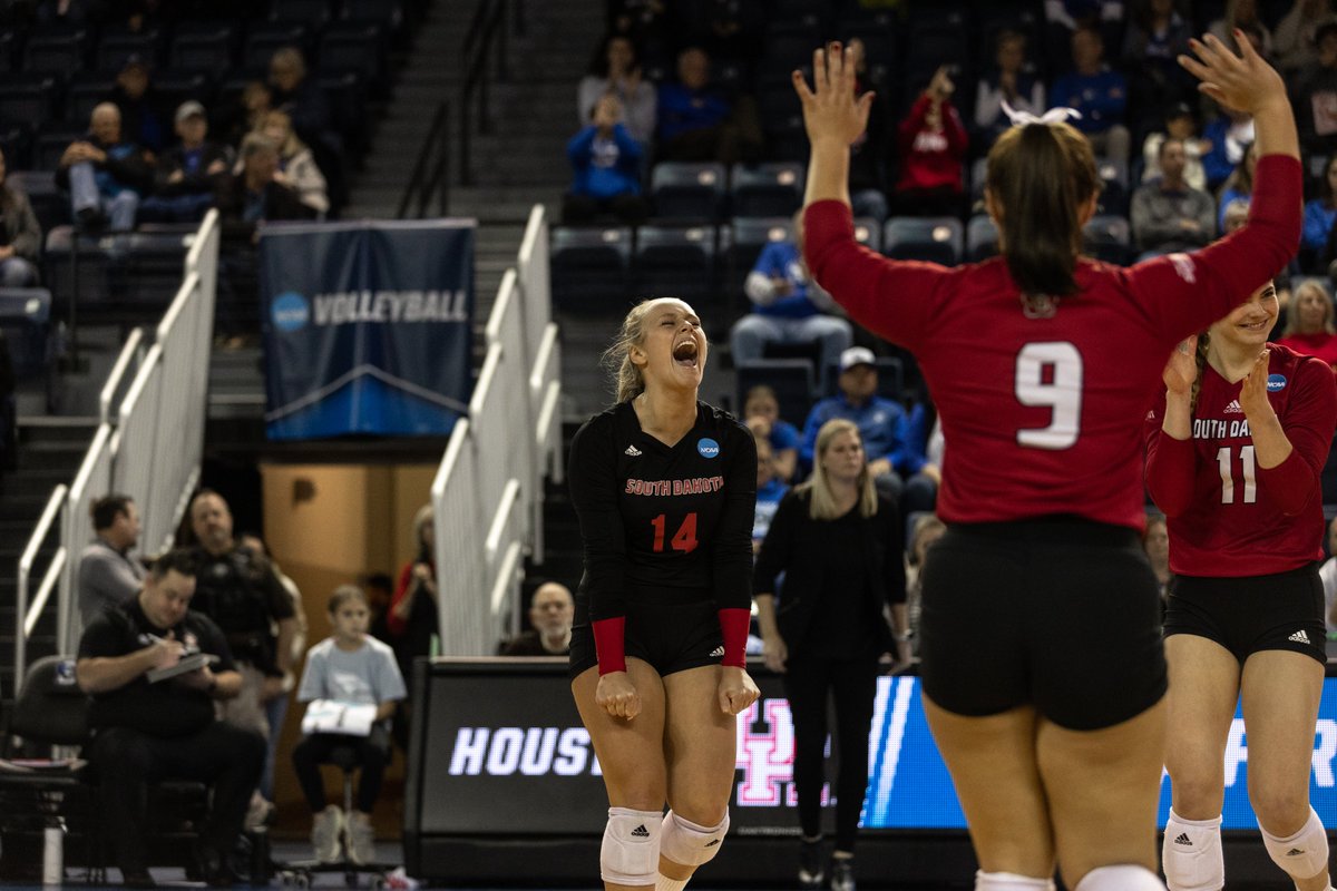South Dakota Volleyball tweet media