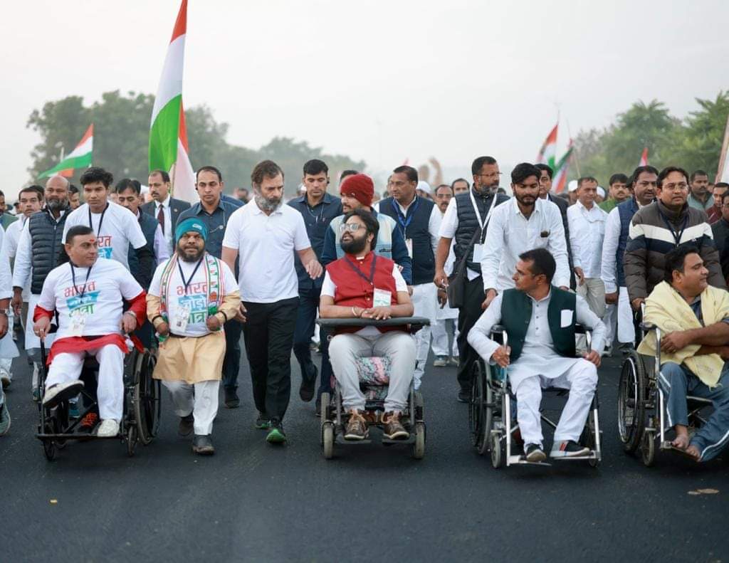 SosalMidiya's tweet photo. जज़्बा नहीं छोटा कोई
हर तरह से है बड़ा
हौसलों के कदमों से
हर एक है यहां डटा
#BharatJodoYatra
@RahulGandhi 
@INCIndia https://t.co/QqFc0jmI8L