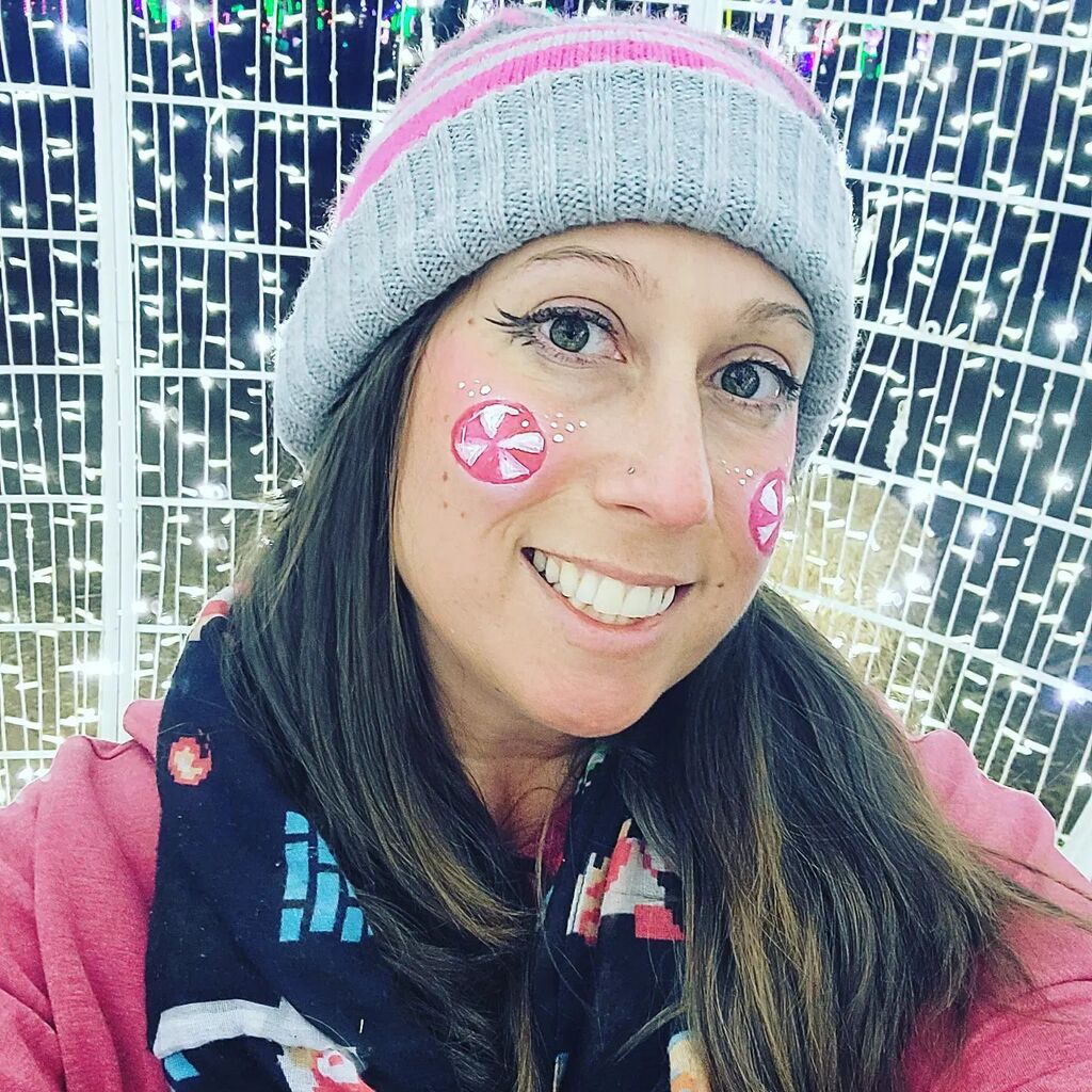 viscreativity's tweet photo. Great night tonight @lightsatthefarm_mesa_az Come see the lights! Get your face painted! Check out the petting zoo! Cook smores! Go ice skating!  So many cute gifts down candy cane lane in the vendor area. Shop local this Christmas ❤️🎄🎁

#lightsatthefarm #vertucciofarms #fac… https://t.co/W8EhbA8eLW