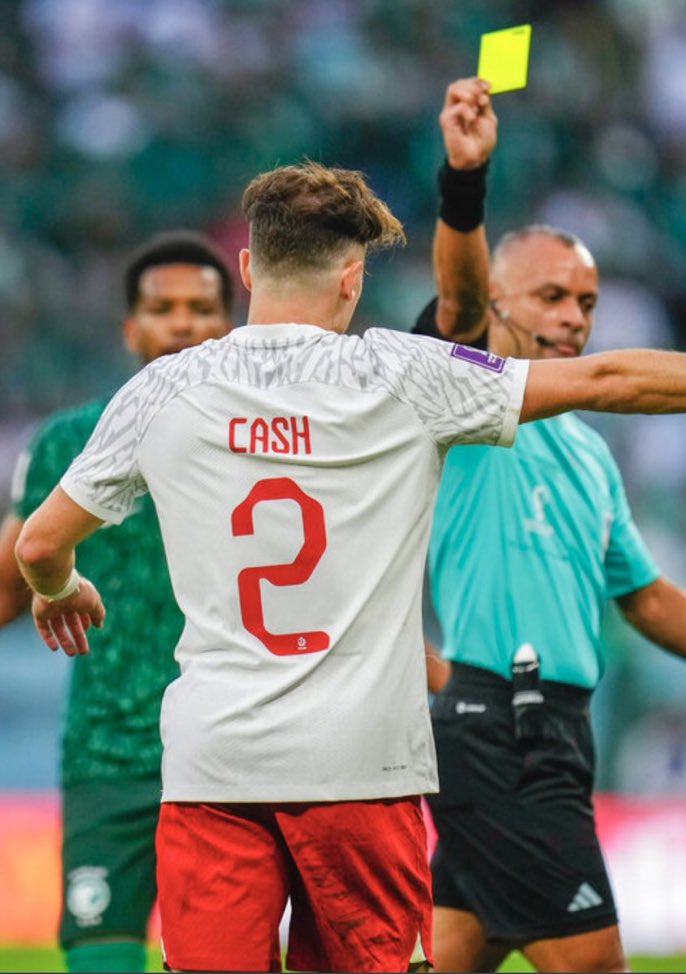 Este jugador polaco todavía no sabe que tiene nombre de libro. El rey macuspano estará feliz de saber que hasta en Qatar es noticia. Órale! 
(El objeto amarillo es una tarjeta, no un sobre) 😜